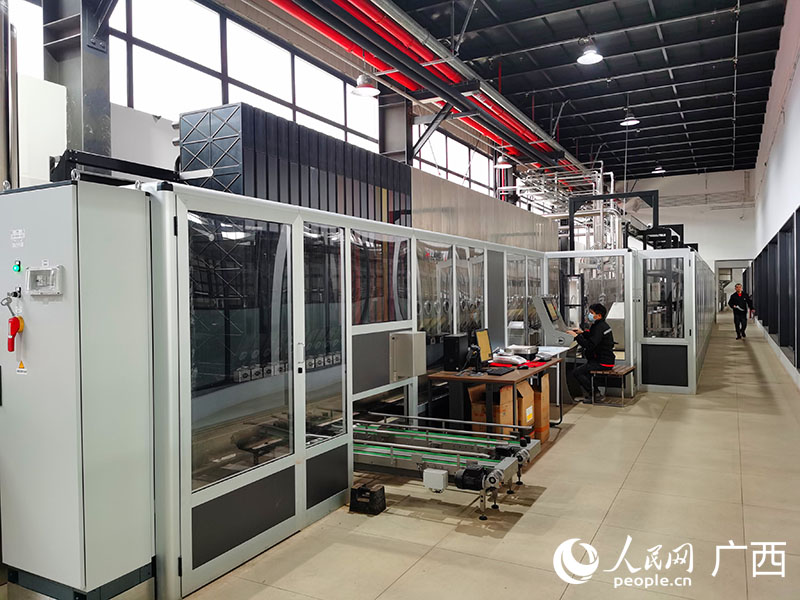 岑溪泰森項目生產車間智能化生產設備。人民網(wǎng) 付華周攝
