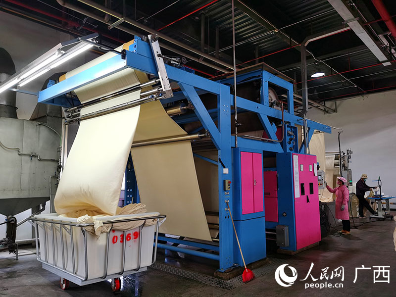 工人在生產車間作業(yè)。人民網(wǎng) 付華周攝