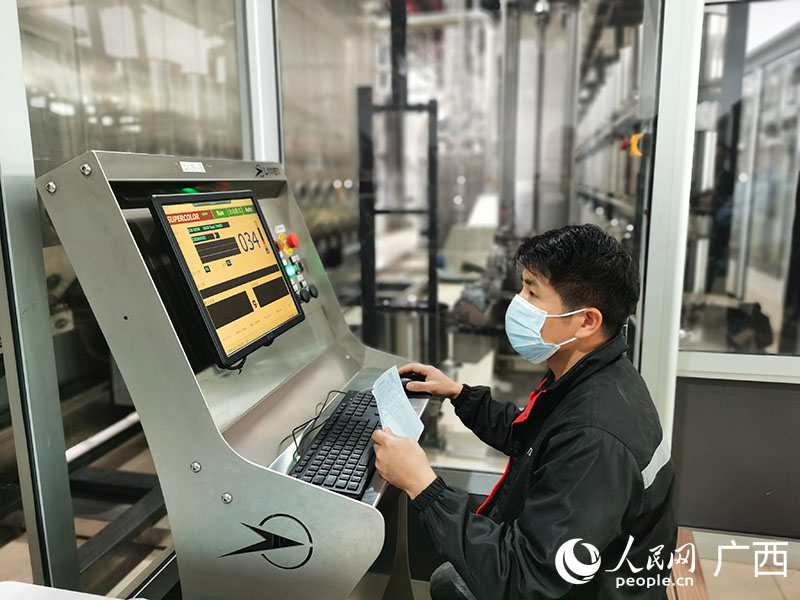 工作人員正在操作智能化生產設備。人民網(wǎng) 付華周攝