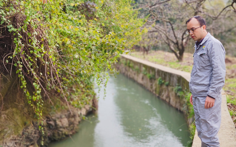 恭城發(fā)電分公司水工員為確保引水發(fā)電不被渠道的雜木樹(shù)枝影響,正在認(rèn)真巡查引水渠道運(yùn)行情況。