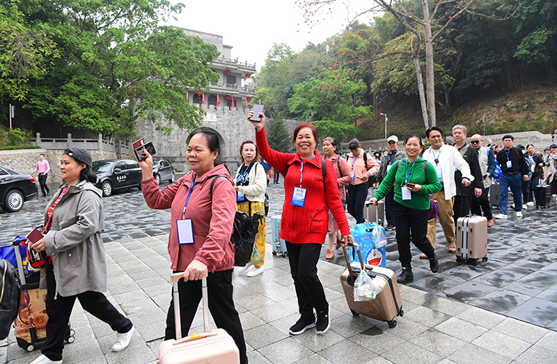 赴越游客排隊(duì)從友誼關(guān)出境。龐立堅(jiān)攝