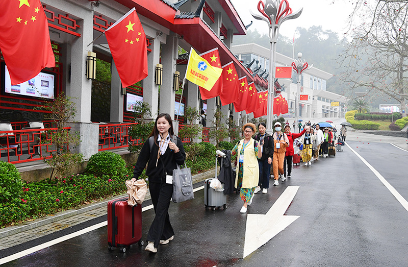 恢復(fù)通關(guān)后，首批赴越游客排隊(duì)從友誼關(guān)出境。龐立堅(jiān)攝