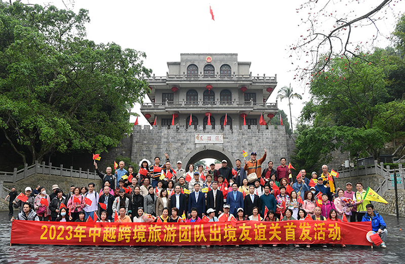 旅游團(tuán)在友誼關(guān)關(guān)樓前合影。龐立堅(jiān)攝