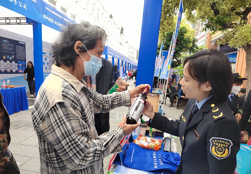 工作人員接受消費者咨詢。陳麗媛攝