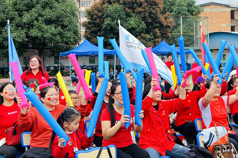 為選手加油助威。肖時(shí)劍攝