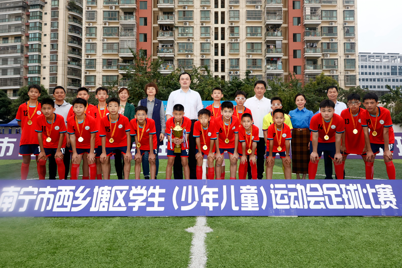 合影。肖時(shí)劍攝