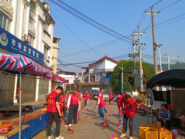 黨員志愿者在街道上清掃垃圾。右江區(qū)委宣傳部供圖