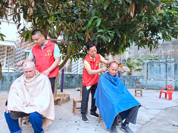黨員志愿者為老人理發(fā)。右江區(qū)委宣傳部供圖