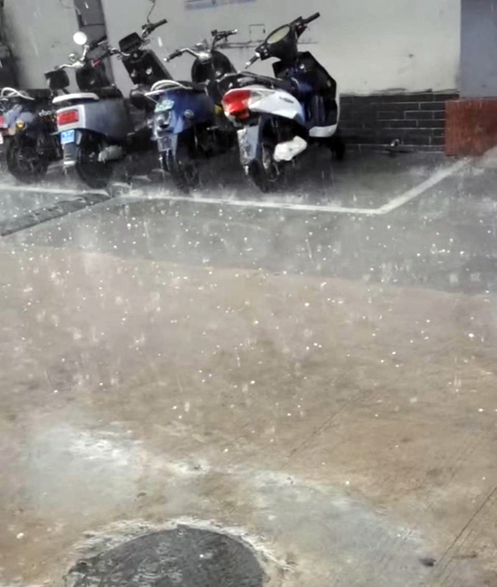 昨日16時(shí)左右，南寧城區(qū)下起冰雹（央廣網(wǎng)發(fā)）