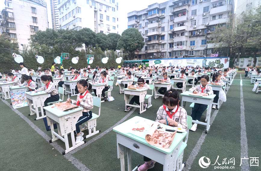 千人繪畫活動(dòng)。人民網(wǎng)記者 陳燕攝