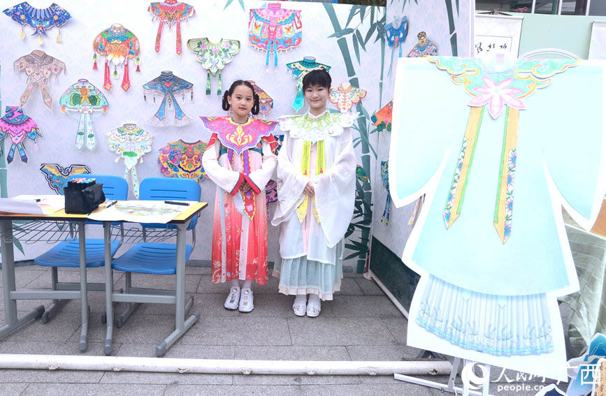  學(xué)生展示云肩服飾文化。人民網(wǎng)記者 陳燕攝