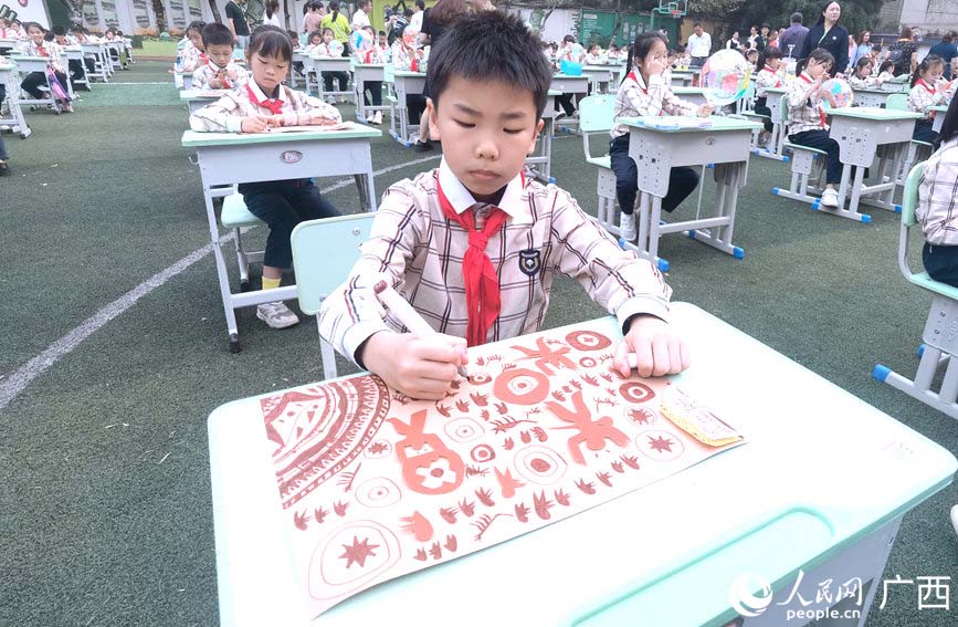 千人繪畫活動(dòng)。人民網(wǎng)記者 陳燕攝