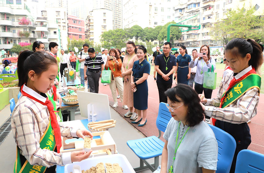 中醫(yī)藥傳承小達(dá)人在制作艾條。南寧市逸夫小學(xué)供圖