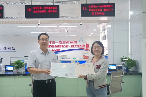 北海市行政審批局副局長楊濤為企業(yè)頒發(fā)“一證多址”食品生產(chǎn)許可證。陳漢艷攝