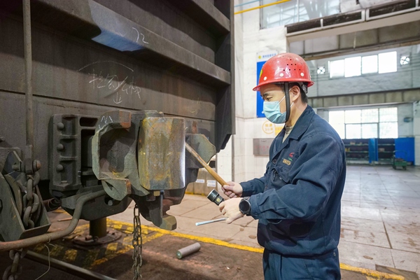 圖5:鄧?yán)钿h認(rèn)真做好本職工作,圖為鄧?yán)罘逭趯囕v進(jìn)行質(zhì)量檢查(謝東威 攝).jpg