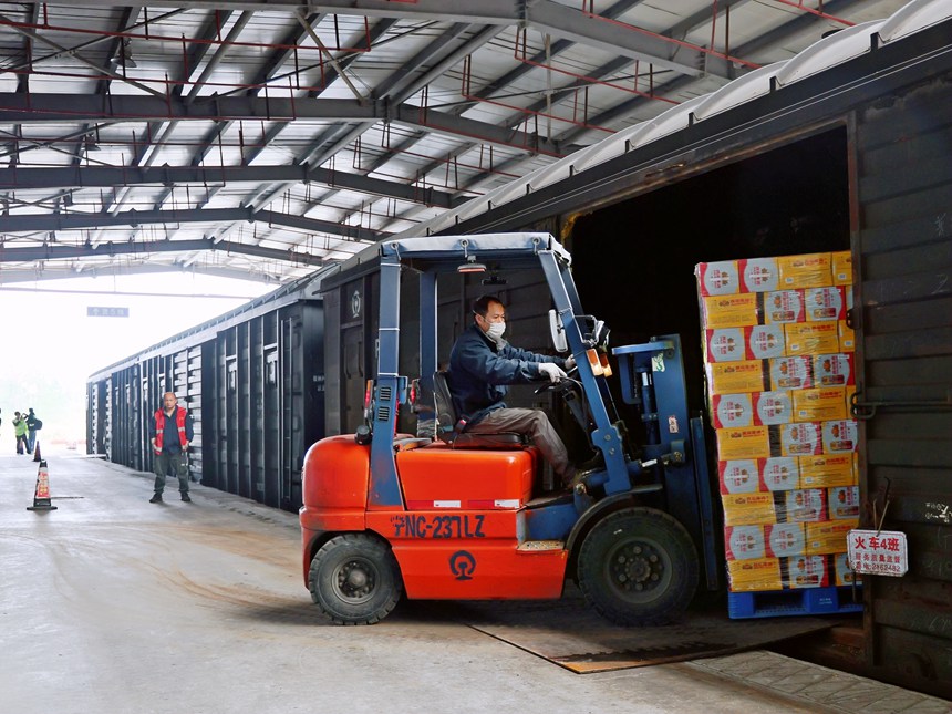 工作人員在組織啤酒裝車。封榮權(quán)攝