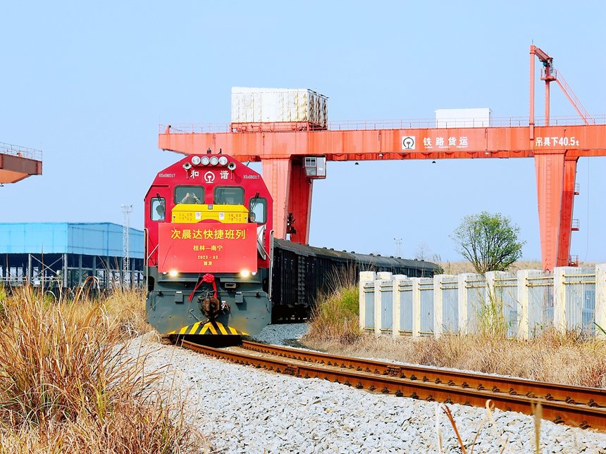 快捷班列從桂林西鐵路貨場駛出。封榮權(quán)攝