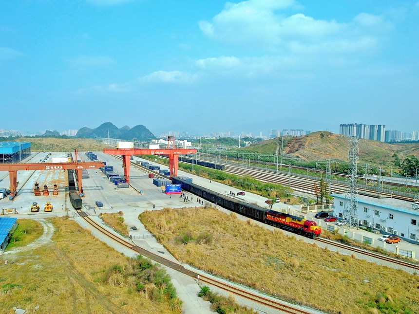 快捷班列從桂林西鐵路貨場(chǎng)駛出。李洪銳攝