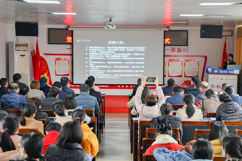 反詐宣傳民警講解防詐騙知識。譚坤攝