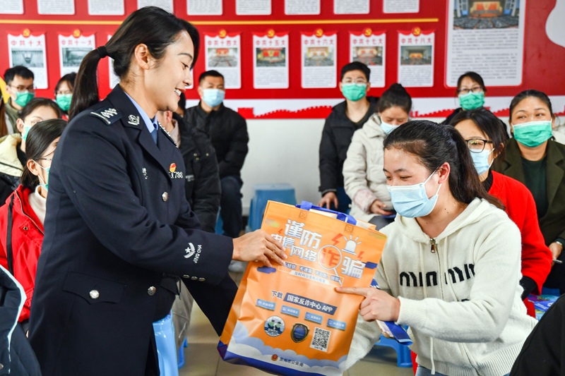 發(fā)放宣傳資料。譚坤攝