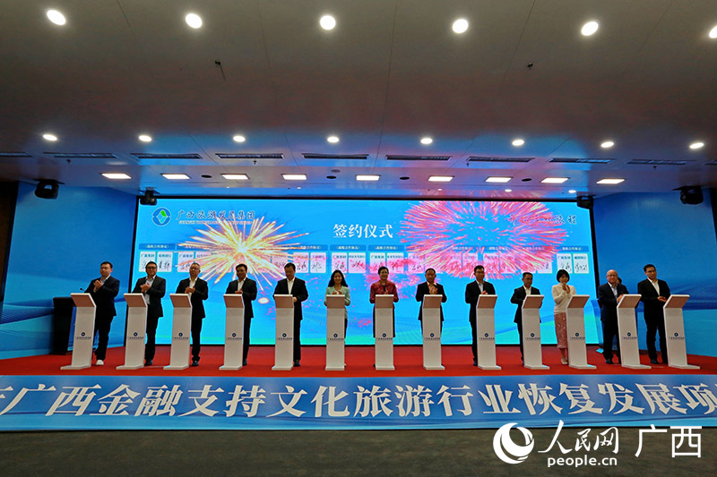 簽約儀式現(xiàn)場(chǎng)。人民網(wǎng) 覃心攝