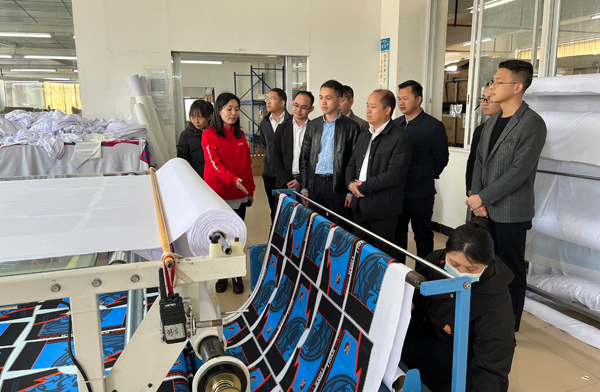 桂平市委組織部部務(wù)會(huì)成員帶領(lǐng)桂平市基層黨建聯(lián)建第一協(xié)作區(qū)成員調(diào)研黨建引領(lǐng)服裝產(chǎn)業(yè)發(fā)展情況。梁瓊丹攝