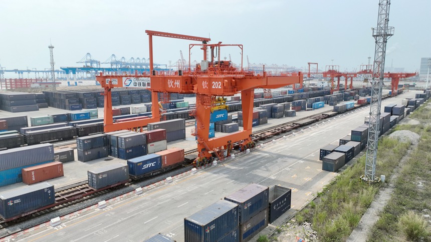 廣西欽州鐵路集裝箱中心站堆放著來(lái)自世界各地的貨物。陳磊攝