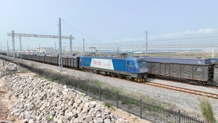 西部陸海新通道x9574次鐵海聯(lián)運(yùn)班列在欽州港東站整裝待發(fā)。陳磊攝