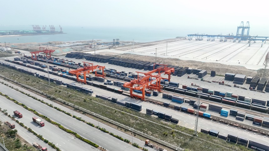 廣西欽州鐵路集裝箱中心站堆放著來自世界各地的貨物。宋馳攝