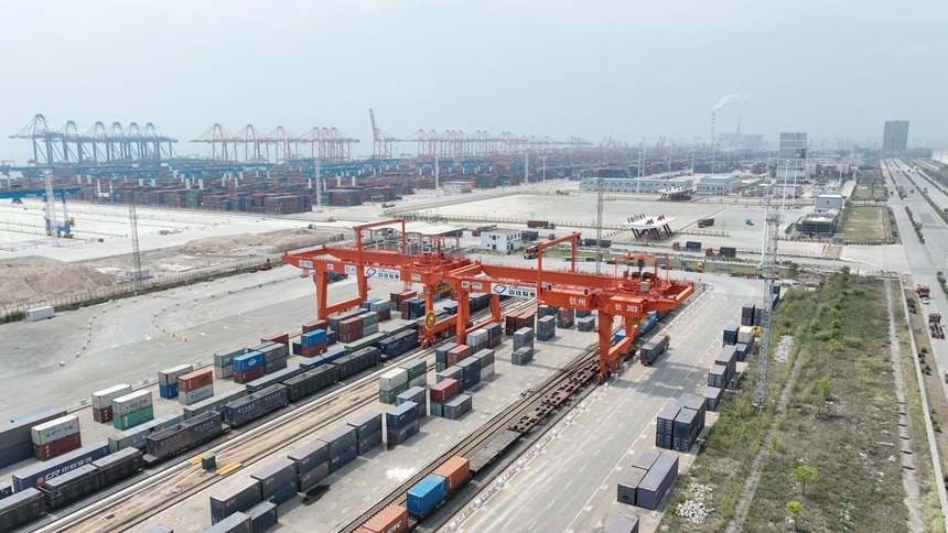 廣西欽州鐵路集裝箱中心站堆放著來自世界各地的貨物。宋馳攝