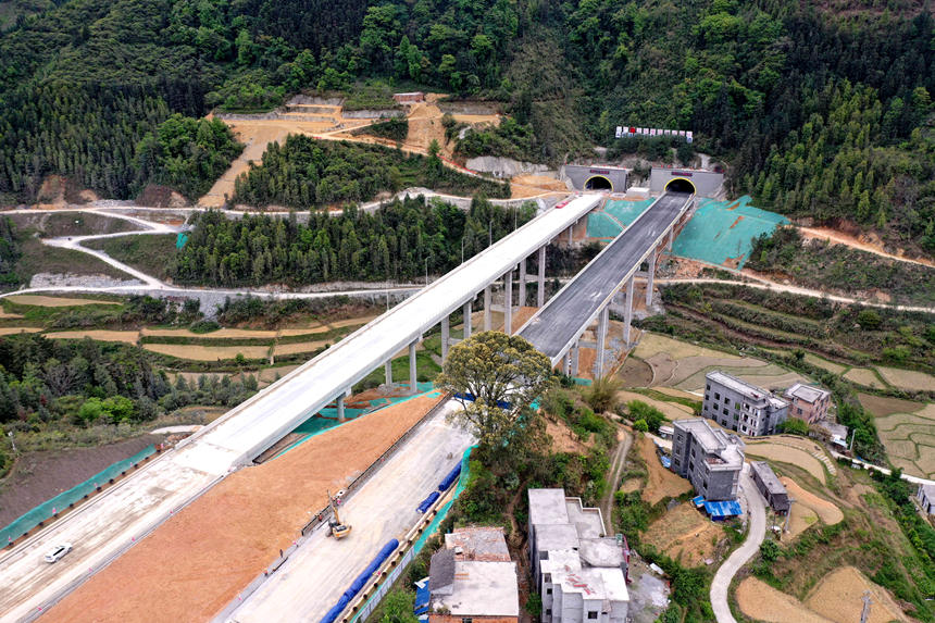 4月7日，穿山越嶺的天巴高速公路。