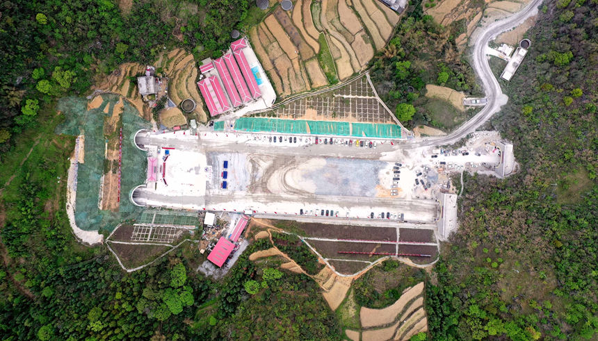 4月7日，俯瞰天巴高速公路拾貳坡隧道與板葉村隧道相連。