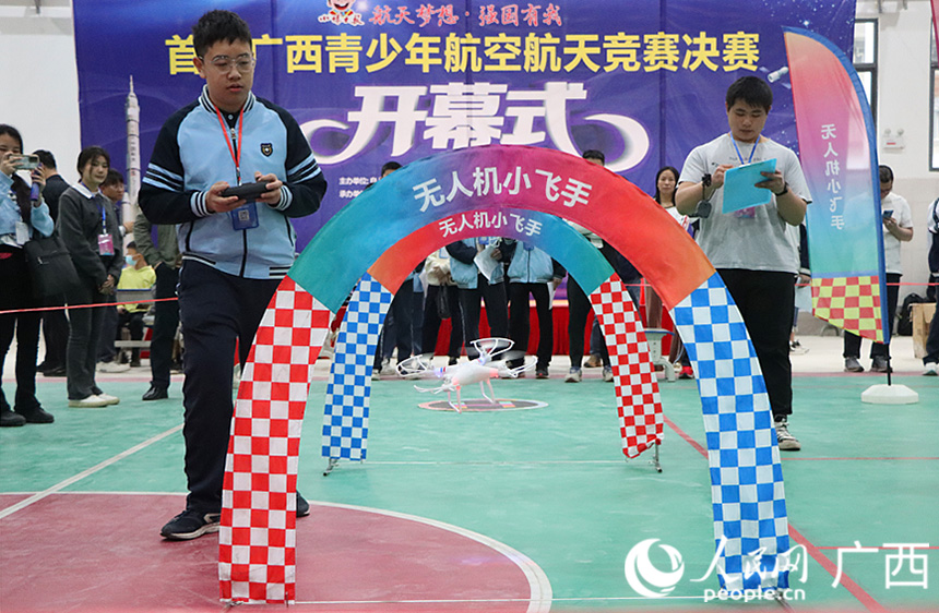 無人機越障打擊賽。人民網(wǎng)記者 彭遠賀攝