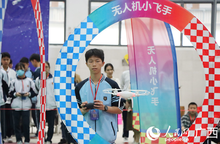 無人機(jī)越障打擊賽。人民網(wǎng)記者 彭遠(yuǎn)賀攝