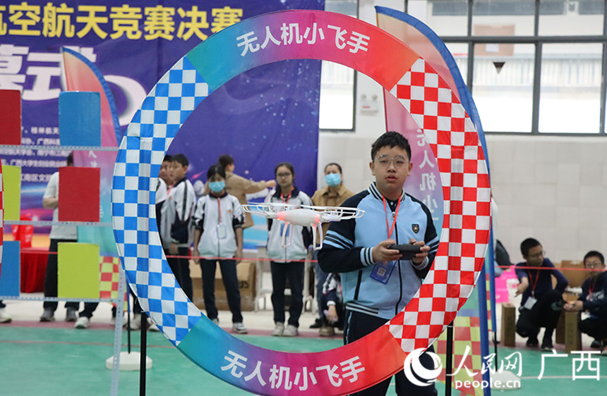 無人機越障打擊賽。人民網(wǎng)記者 彭遠賀攝