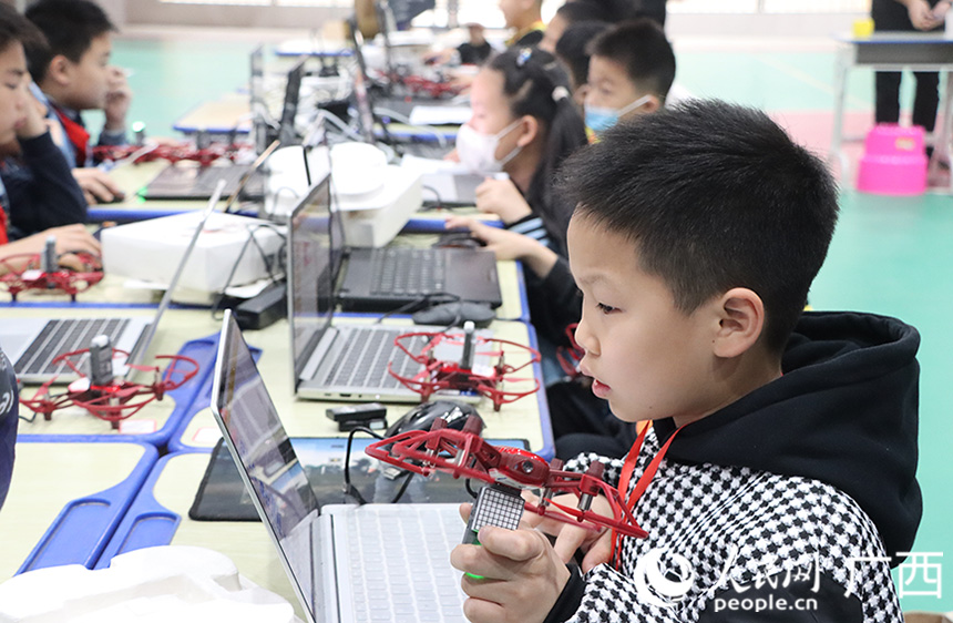 參賽選手在進(jìn)行無人機(jī)編程。人民網(wǎng)記者 彭遠(yuǎn)賀攝