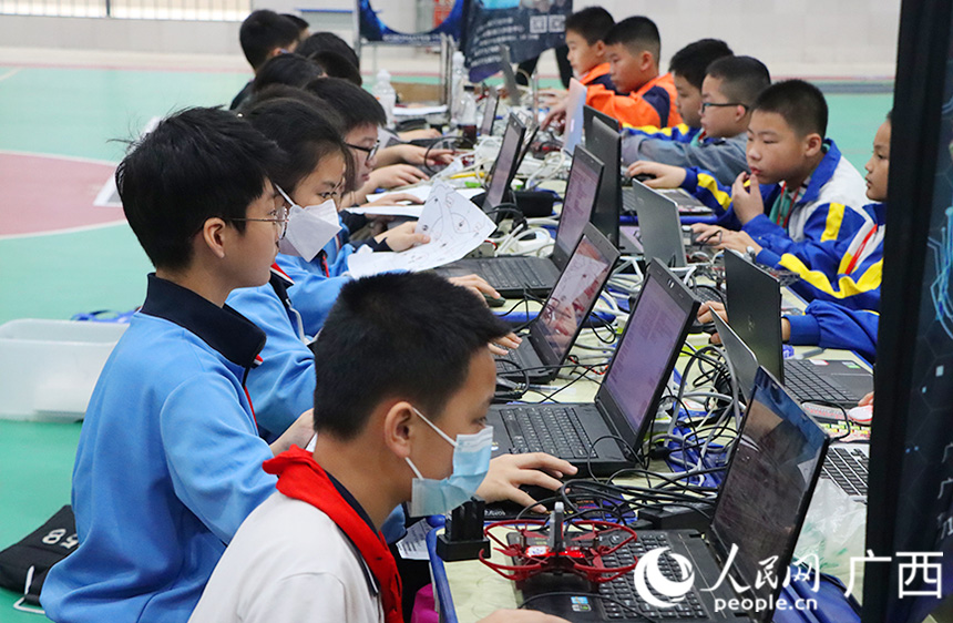 參賽選手在進(jìn)行無人機(jī)編程。人民網(wǎng)記者 彭遠(yuǎn)賀攝