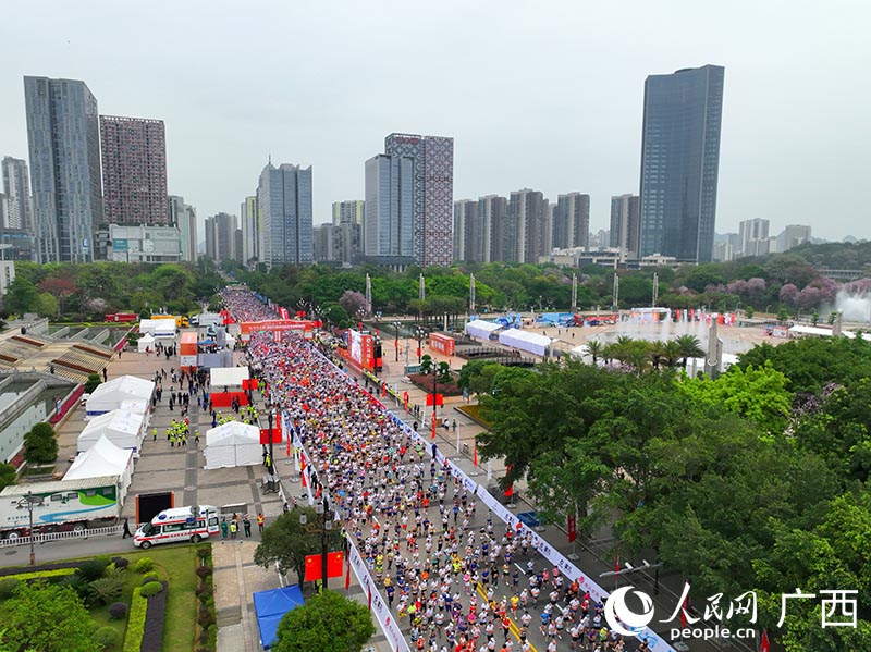 馬拉松大軍從柳州市民廣場出發(fā)。人民網(wǎng) 付華周攝