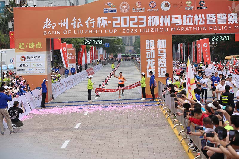 參賽選手終點沖刺。王緝寧攝