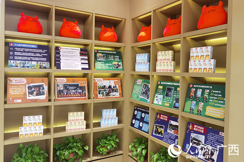 皇氏乳業(yè)學(xué)生奶展示。人民網(wǎng) 覃心攝