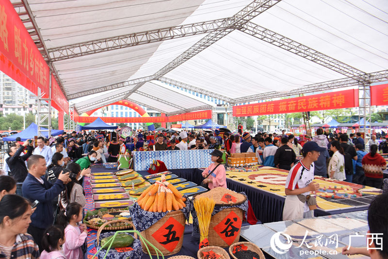 美食活動現(xiàn)場人山人海。人民網(wǎng) 王功孝攝