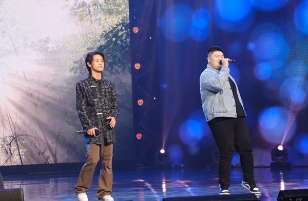 新聞發(fā)布會(huì)現(xiàn)場(chǎng)，歌手賈劍龍等演唱《天賜樂業(yè)》?；顒?dòng)主辦方供圖