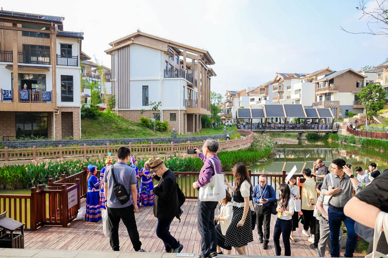 與會人員在南國鄉(xiāng)村·農(nóng)村綜合旅游景區(qū)實(shí)地考察。人民網(wǎng) 付華周攝