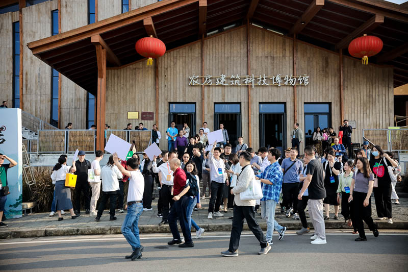 與會人員參觀農(nóng)房建筑科技博物館。論壇主辦方供圖