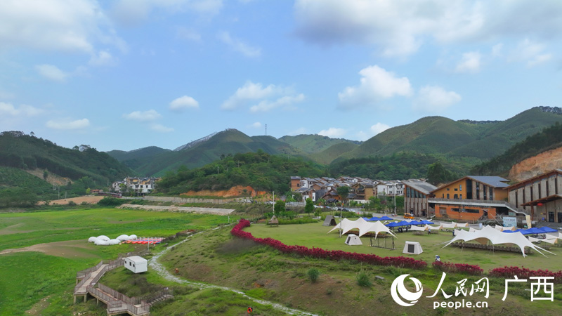 美景如畫的南國鄉(xiāng)村。人民網(wǎng) 付華周攝