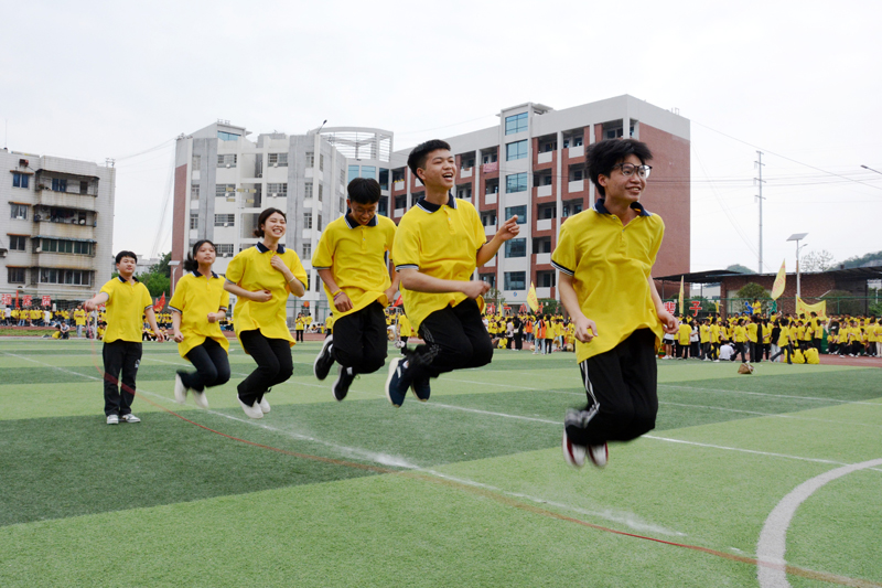 多人跳繩表演。廖超文攝