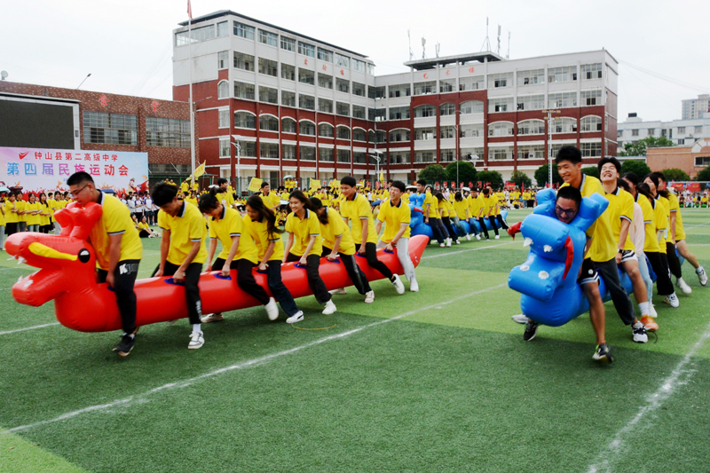 班級組旱地龍舟項(xiàng)目比賽。廖超文攝