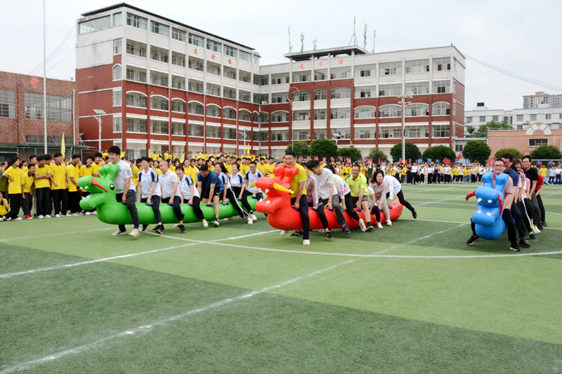 教師組旱地龍舟項(xiàng)目比賽。廖超文攝