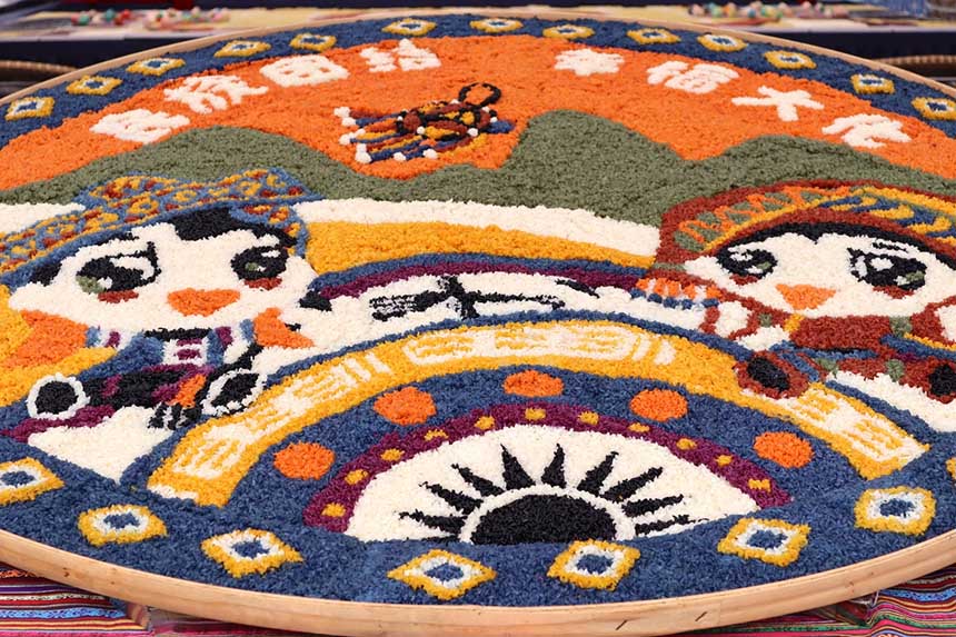 富有民族特色的五色糯米飯。謝倩攝