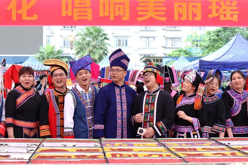 參賽選手在現(xiàn)場唱響山歌。謝倩攝